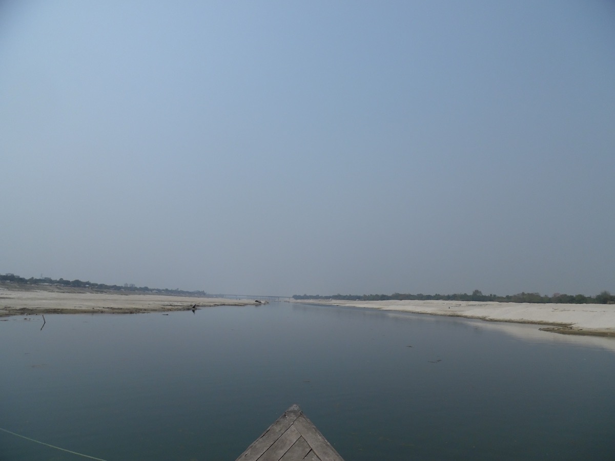 শুষ্ক মৌসুমে গড়াই নদীর তীরে বালুচর
