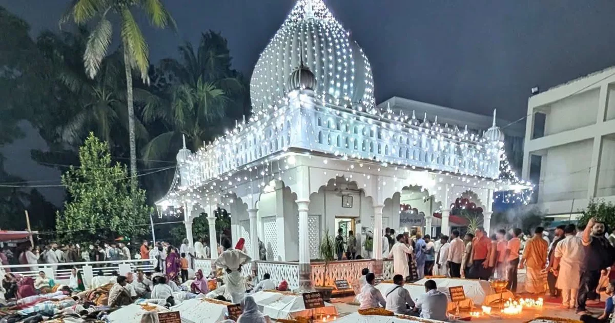 তিরোধান স্মরণোৎসবে আলোকসজ্জিত লালন আখড়া, ছেঁউড়িয়া