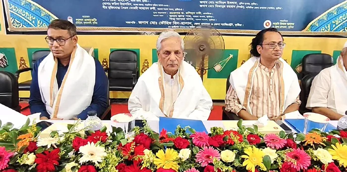 লালন শাহের ১৩৬তম তিরোধান দিবস উপলক্ষে ছেঁউড়িয়ায় আয়োজিত আলোচনা সভার মঞ্চ
