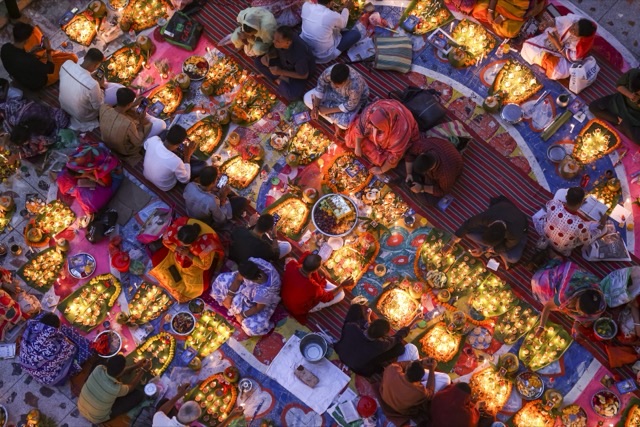 ধোঁয়া আর প্রদীপের মাঝে রাতজাগা আরাধনা